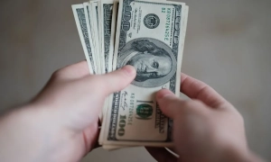 НБУ встановив курси валют на 22 жовтня, долар здешевшав