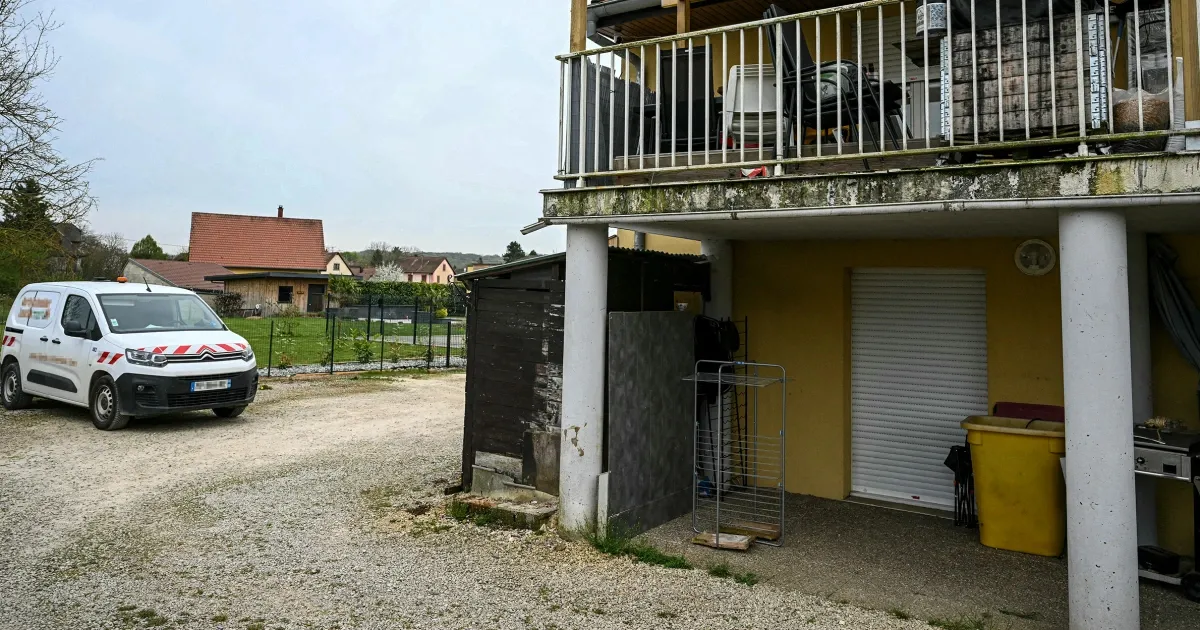 У Франції 9-річного хлопчика роками тримали замкненим у фургоні батька