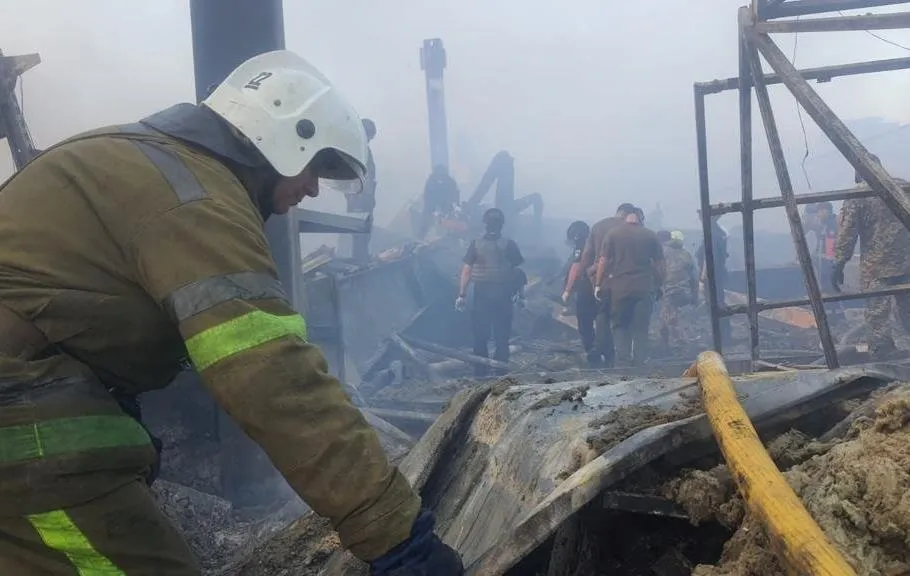 Российский дрон попал в многоэтажный дом в Кременчуге, двое человек погибли