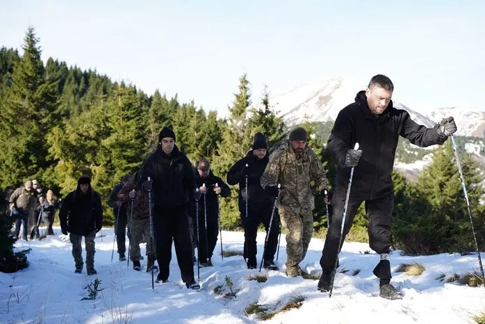 50 ветеранів ЗСУ підкорили Говерлу, деякі – з ампутаціями кінцівок