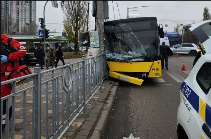 Зіткнення автобуса з електроопорою у Києві: дев'ять осіб травмувались