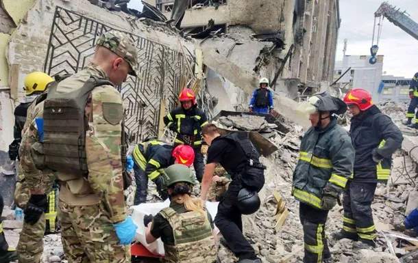 У Краматорську дрон влучив у територію АЗС, місто перебуває під атакою БпЛА