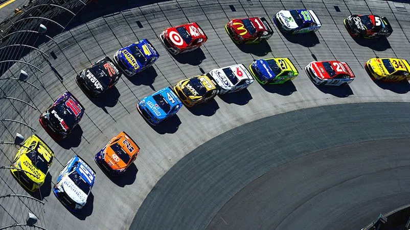 В США під час масової аварії на NASCAR зіткнулися понад 20 авто