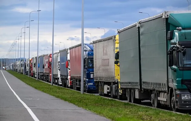 Польща хоче ввести платне бронювання місць на кордоні для вантажівок