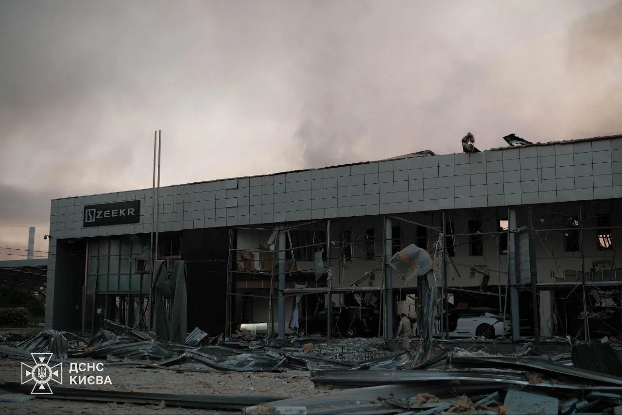 У Києві російська ракета зруйнувала автосалон преміальних китайських електрокарів