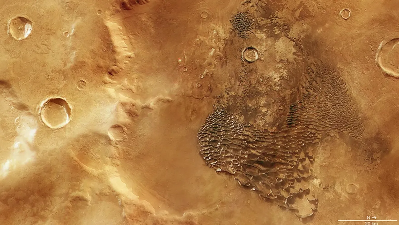 «Mars Express» сделал четкие снимки 100-метровых волн в кратере на Марсе