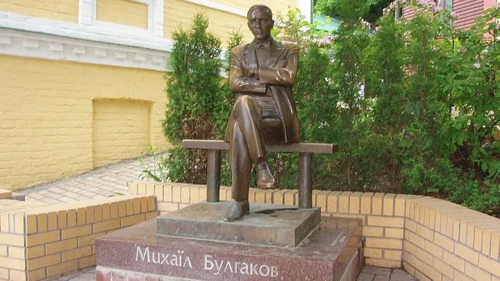 В Институте национальной памяти назвали провокацией инициативу по переносу памятника Булгакову в Полтаву