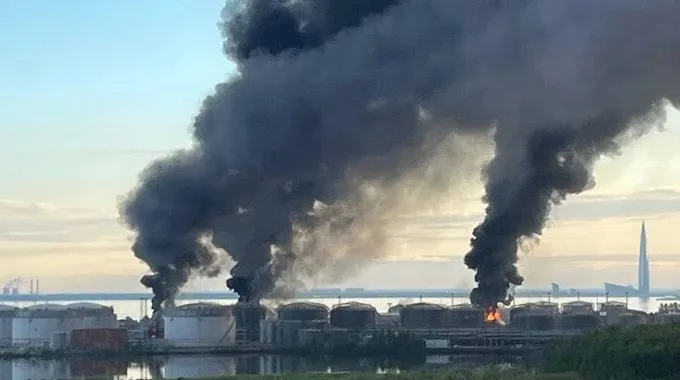 Відео: Пожежа на нафтовому терміналі в Петербурзі виявилася значно масштабнішою