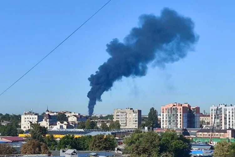 У Луцьку російський дрон атакував нафтобазу, спалахнула пожежа