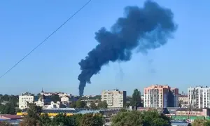 Внаслідок нічної атаки на Київ уламки БпЛА влучили у багатоповерхівку
