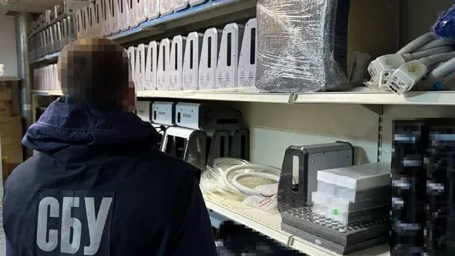 Під Києвом небезпечні медичні відходи роками складували просто на землю