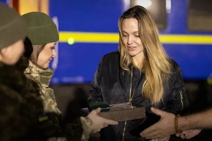 Приїхавши до Херсона, Анджеліна Джолі прагнула допомогти тим, хто живе ближче до фронту