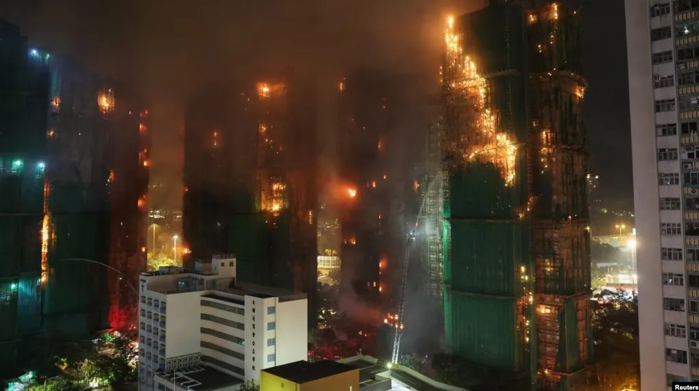 Пожежа у багатоповерхівках у Гонконзі: влада проведе незалежне розслідування