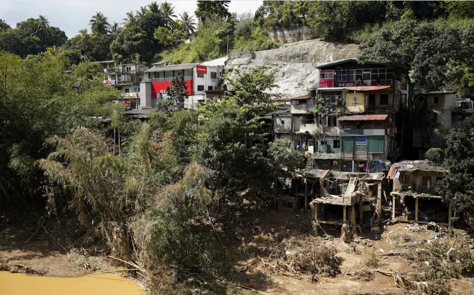 Внаслідок циклону на Шрі-Ланці пошкоджено туристичні об’єкти