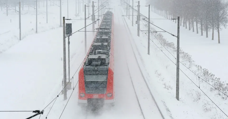 Поїзди в Німеччині не можуть відновити рух через наслідки шторму Еллі