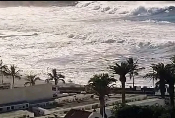 На іспанському курорті туристів змила гігантська хвиля, є загиблі та поранені