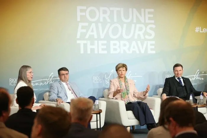 Глава МИД Латвии сравнила продвижение армии РФ с улиткой
