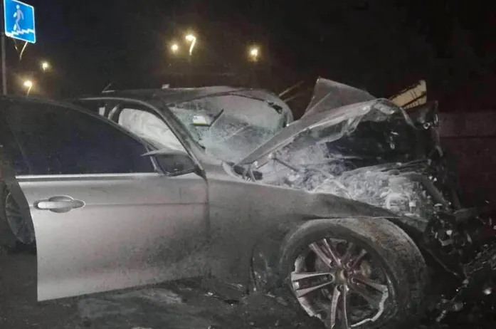 У Києві сталася смертельна ДТП: водій BMW врізався в бетонний парапет