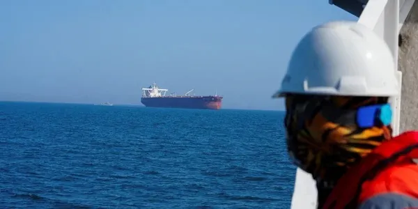 Через Ормузский пролив за ночь перевезли 16 млн баррелей нефти — Axios