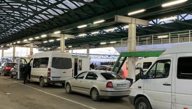 На трасі Одеса-Рені через пошкоджений міст виникли черги на кордоні з Молдовою