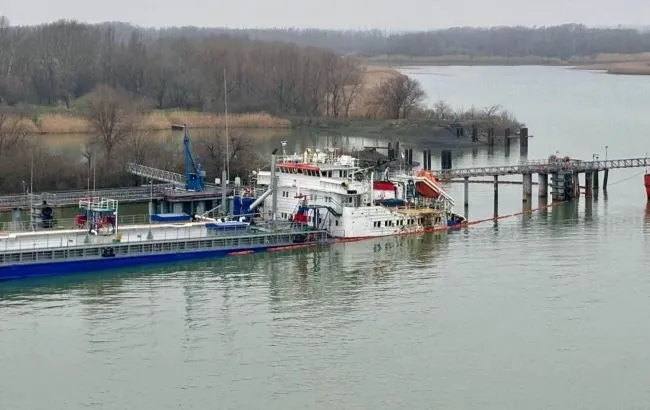 Внаслідок атаки дронів під воду повільно занурюєтья російський танкер