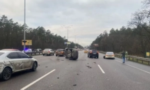 Фото: біля метро «Деміївська» магазини провалюються під землю
