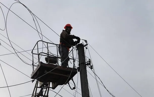 Обстріли РФ залишили без світла шість областей, найскладніша ситуація на Сумщині