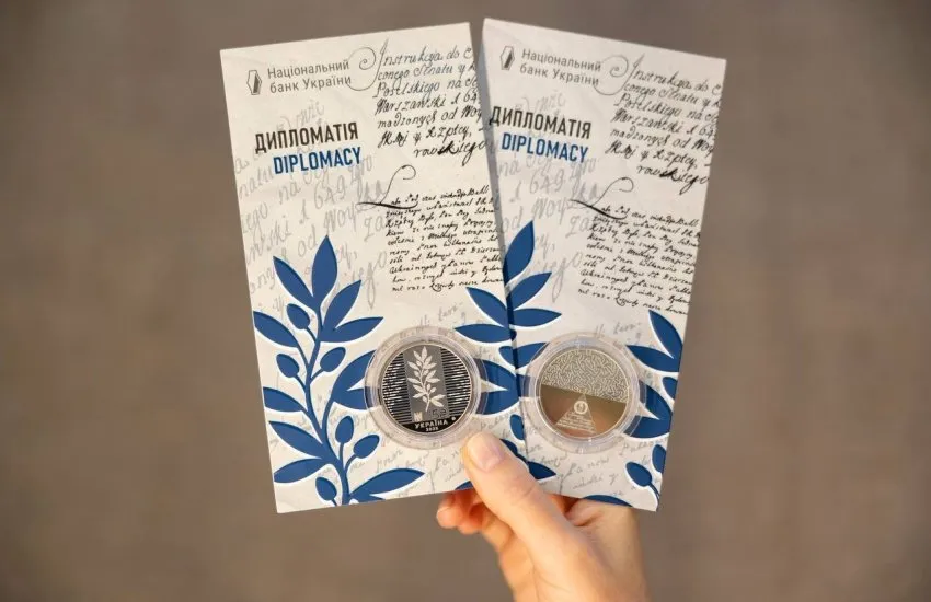 НБУ представив пам’ятну монету на честь українських дипломатів
