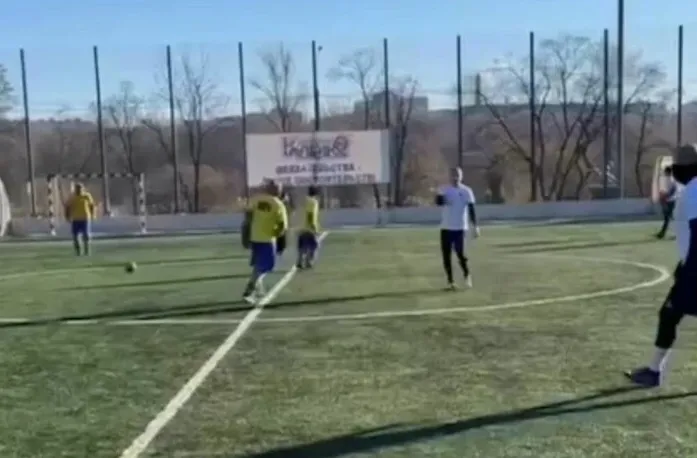 Окупанти в Донецьку влаштували футбольний матч із полоненими воїнами ЗСУ