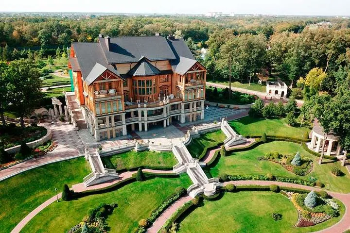 Парк «Межигорье» отменил все экскурсии из-за российских атак