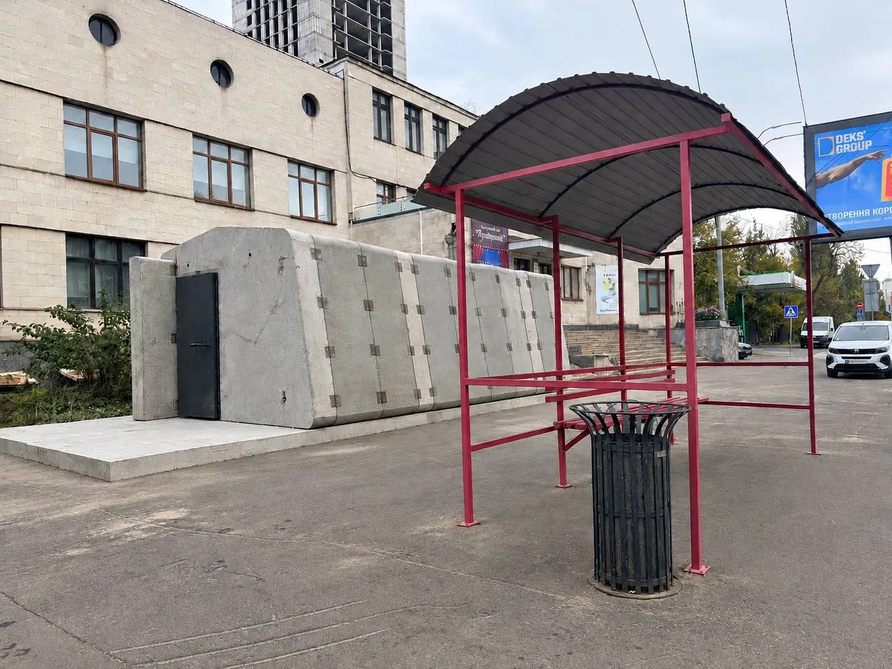 В Киеве устанавливают первое мобильное укрытие возле остановки общественного транспорта
