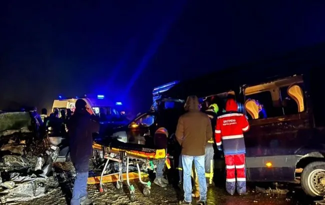 На трасі Київ-Харків внаслідок смертельної ДТП травмовано 13 людей