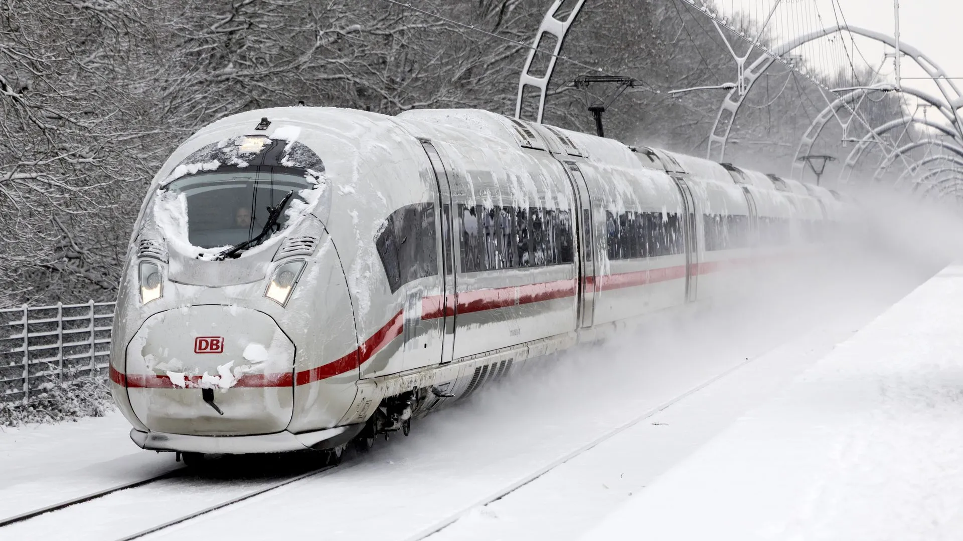 Через сніговий колапс у Нідерландах скасовані сотні рейсів та рекордні затори – відео
