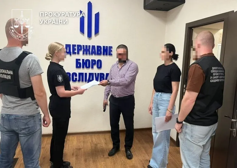 В Днепре разоблачили бывших чиновников, причастных к схеме незаконного выезда мужчин за границу