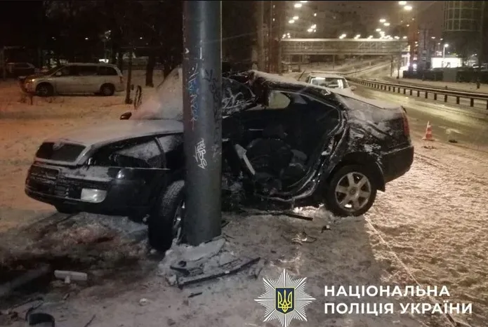 За 10 хвилин до комендантської години Skoda влетіла в білборд на Шулявці