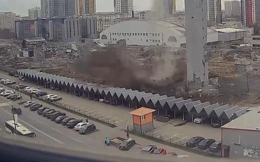 Під Москвою обвалили гірськолижний комплекс прямо на стоянку авто – відео