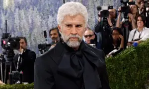 На Met Gala 2026 стиліст Зендеї Лоу Роуч вийшов на червону доріжку сам