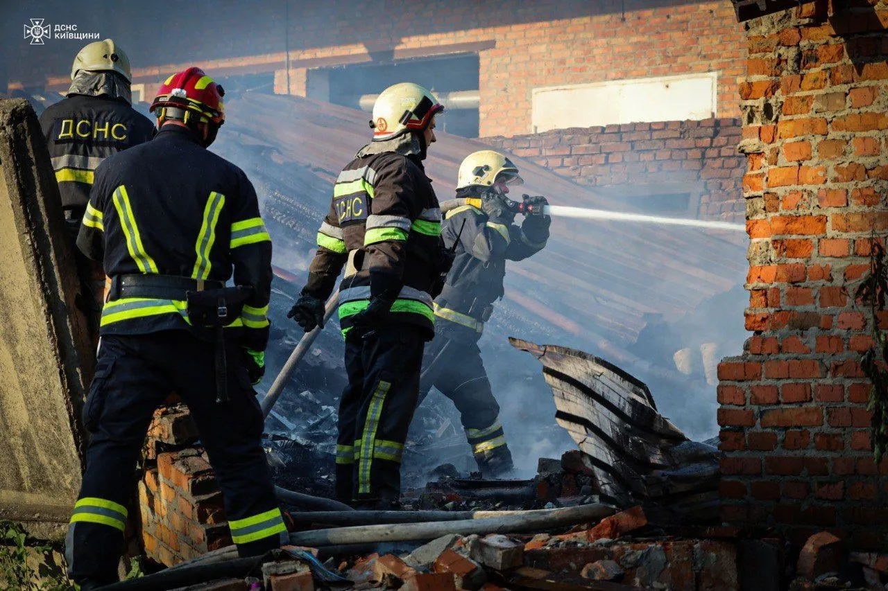 У Білій Церкві через атаку рф згорів автосалон Renault та магазини, є загиблий