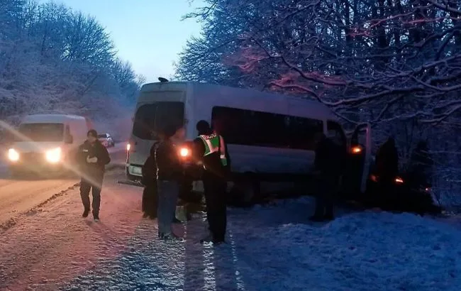 На Харківщині легковий автомобіль влетів у автобус, 18 постраждалих