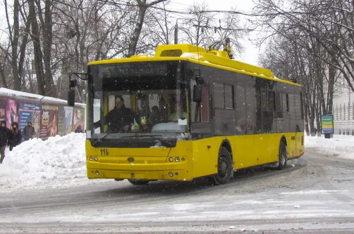 На лівому березі Києва зупинився електротранспорт