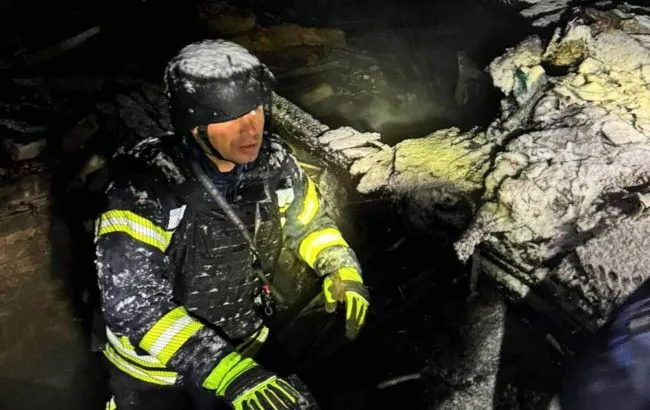 Обстріл Київщини: рятувальники дістали з-під завалів цілу родину