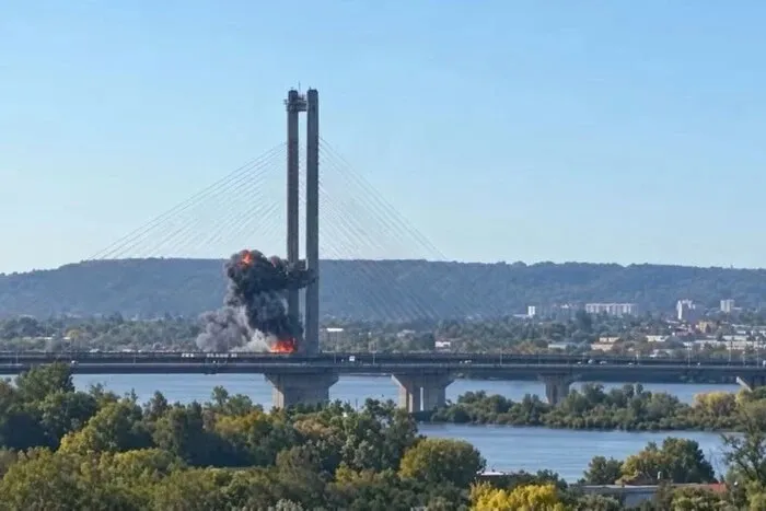 Видео: РФ вновь нанесла удар по Южному мосту в Киеве