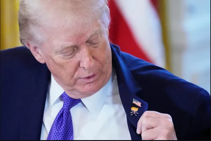 На лацкані піджака Трампа з’явився цікавий аксесуар