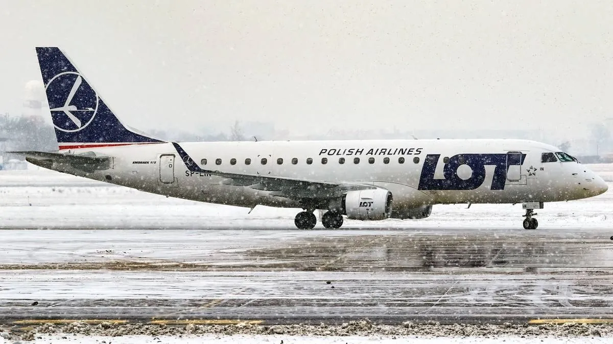 Сильний снігопад призвів до перебоїв у роботі аеропорту Варшави