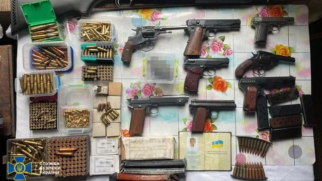 Викрито угрупування, яке готувало продаж однієї з найбільших партій трофейної зброї
