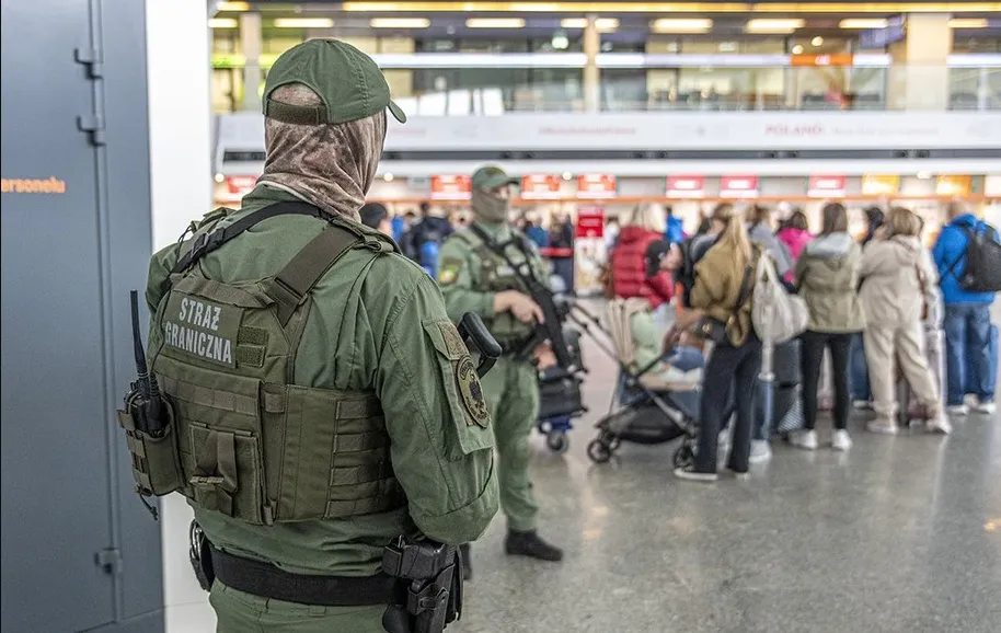 Напис «бомба» на чолі: українка стала жертвою власного жарту у варшавському аеропорту