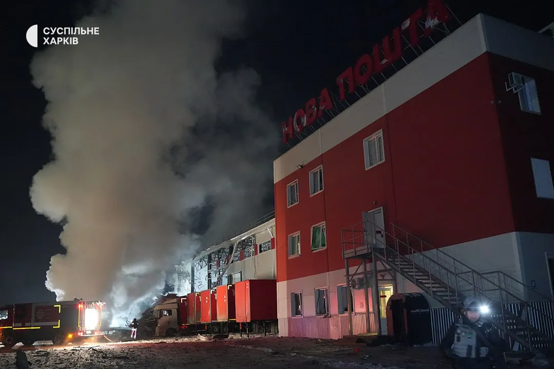 Росія обстріляла термінал «Нової пошти» під Харковом — з'явилося відео наслідків атаки