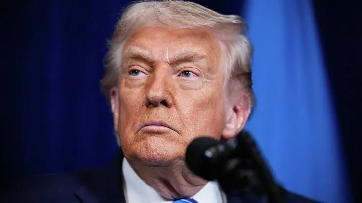 Відео: Трамп допоміг малюку на сцені та пожартував про падіння Байдена — Fox News