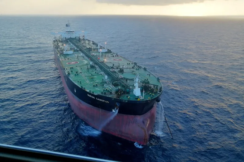 Індійський танкер зазнав нападу під час перетину Ормузької протоки – Reuters