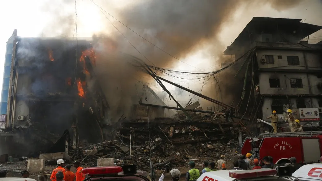 У Пакистані під час пожежі в торговому центрі загинули 14 людей, ще 55 шукають